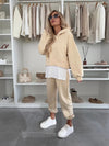 Abbigliamento casual, felpa con cappuccio e pantaloni da jogging.